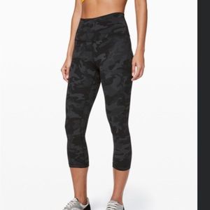 NWT LULULEMON ALIGN™ CROP *21"
COLOR: Incognito Camo Multi Grey
Size: 6